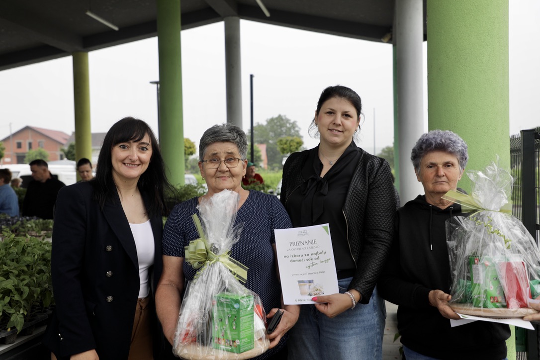 Odabrani najbolji domaći sokovi od bazge na gradskoj tržnici